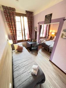 Postel nebo postele na pokoji v ubytování Hôtel Du Cheval Blanc Barcelonnette