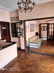 - un salon avec un canapé et un lustre dans l'établissement Pousada San Salvador, à Salvador