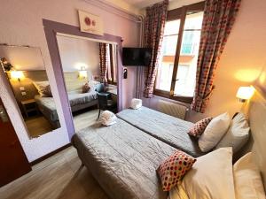 Postel nebo postele na pokoji v ubytování Hôtel Du Cheval Blanc Barcelonnette
