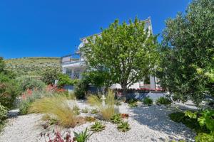 een tuin voor een huis bij Rina Vacation home in Trogir