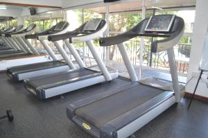 una fila de máquinas de cardio en un gimnasio en HOTEL SENATE JUJA en Thika