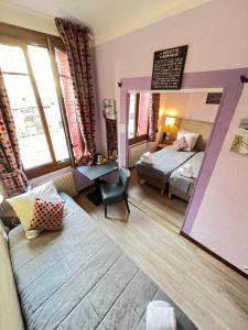 Postel nebo postele na pokoji v ubytování Hôtel Du Cheval Blanc Barcelonnette