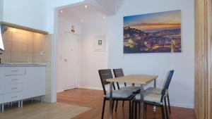 eine Küche und ein Esszimmer mit einem Tisch und Stühlen in der Unterkunft Graça River View in Lissabon