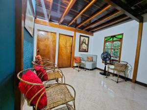 een woonkamer met rieten stoelen en een tafel bij Finca Recreativa Aguamarino Doradal in Doradal
