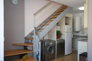 escalera en una cocina con lavadora en My Home in Igualada, en Igualada