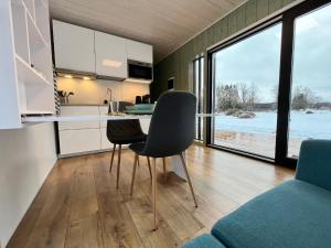 a kitchen with a table and two chairs in a room at Mesipesa Green Lodge in Laagna