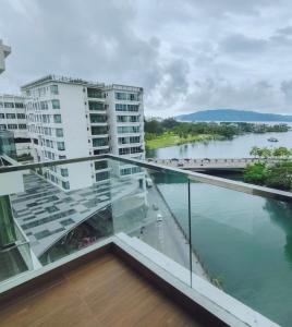 balcón con vistas al río y a los edificios en The Loft Residence at Imago KK Times Square, en Kota Kinabalu