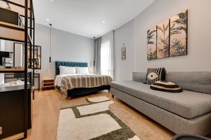 uma sala de estar com um sofá e uma cama em 43 Ave em Ioannina