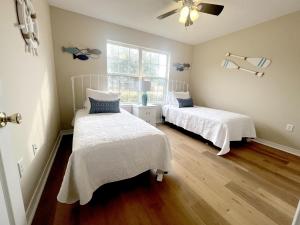 1 dormitorio con 2 camas y ventana en Entire home in Foley, Alabama, United States en Foley