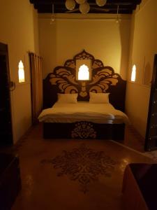 - une chambre avec un grand lit et une lampe dans l'établissement Chhoti Kothi - A Heritage Homestay by the Ganges, à Prayagraj