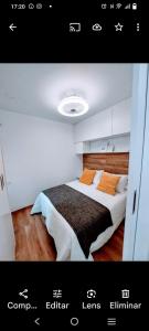 ベニドルムにあるCoblanca-Benidorm beachのベッドルーム1室(大型ベッド1台、オレンジ色の枕付)