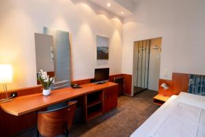 Postel nebo postele na pokoji v ubytování Hotel Carlton Munich