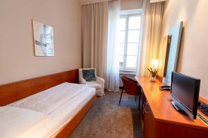 TV a/nebo společenská místnost v ubytování Hotel Carlton Munich