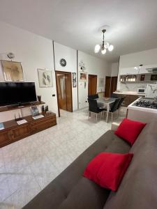 a large living room with a couch and a kitchen at Appartamento Annesca - Delta del Po in Porto Tolle