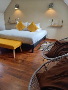 Ein Bett oder Betten in einem Zimmer der Unterkunft chambres et gites d'étretat