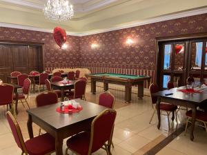 uma sala de jantar com mesas de pingue-pongue em Korona Palace em Leżnica Wielka