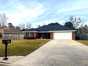 una casa con parquímetro frente a una entrada en Entire home in Foley, Alabama, United States en Foley