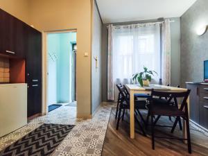 cocina y comedor con mesa y sillas en Apartament II Gdańsk - Apartamenty w Górach i nad Morzem, en Gdansk