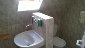 A bathroom at Penzión U Johna Még 32 kép
