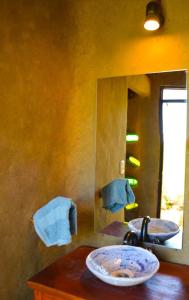 Baño con 2 lavabos y espejo en Terra Cristal, en Piriápolis