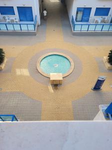 Una vista aérea de una piscina en un edificio. en Alicante Hills, en Alicante