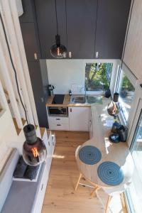 uma cozinha com uma mesa e um fogão forno superior em Tiny house avec vue sur les étoiles em Jalhay