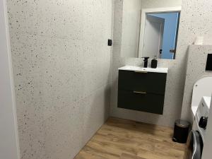 a bathroom with a sink and a mirror at Aquarius Kilińskiego 2 in Grodzisk Mazowiecki +16 photos