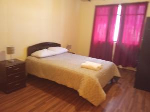 a bedroom with a bed with two towels on it at El amanecer in Cajamarca