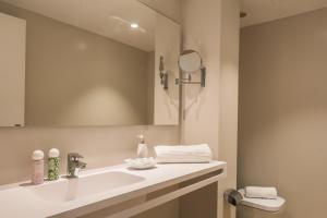 La salle de bains est pourvue d'un lavabo et d'un miroir. dans l'établissement Playa Park Zensation, à Corralejo