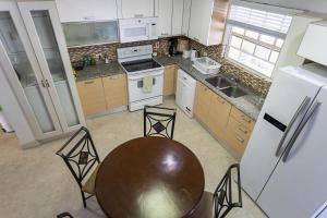 Dapur atau dapur kecil di Whitesands G4 by Barbados Sothebys International Realty