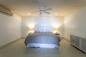 Katil atau katil-katil dalam bilik di Whitesands G4 by Barbados Sothebys International Realty
