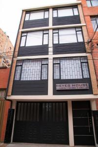 un edificio blanco y negro con una casa Keepeth en Apto nuevo a 5 min del Movistar Arena en Bogotá