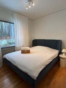 Un dormitorio con una cama con una caja. en Big villa by the lake en Olofström