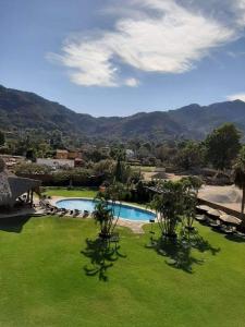 Вид на басейн у Hotel Real del Valle Tepoztlán або поблизу