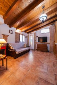 ein Wohnzimmer mit einem Sofa und einem Flachbild-TV in der Unterkunft La Loggia in Comacchio