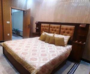 um quarto com uma cama grande num quarto em Room Stylish 1BHK em Islamabad