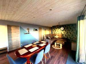 Una sala de estar con una mesa y sillas y un sofá. en Maison vue mer La Réunion, en Saint-Joseph