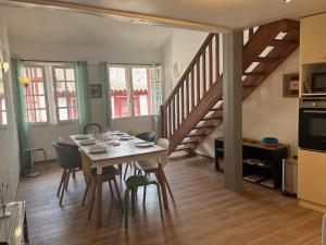 un comedor con mesa y sillas y una escalera en Bayonne centre ville - Quartier historique, en Bayona