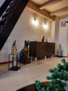 una habitación con estatuas de gatos y un tocador en Luxury Senate Apartment, en Cracovia