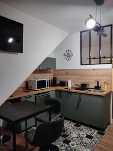 Kuchyňa alebo kuchynka v ubytovaní Très beau studio quartier Cathédrale bord de Loire + 9 fotografií