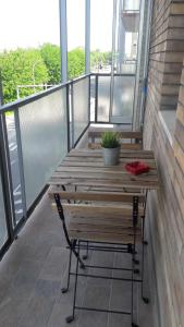 ボローニャにあるBolognamania Apartments-Primeの木製テーブル