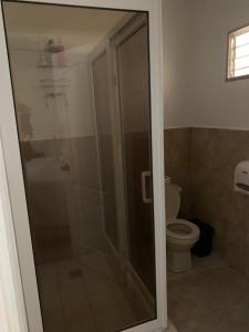 uma cabina de duche em vidro numa casa de banho com WC em Complejo Deportivo Wilson Palacios em La Ceiba