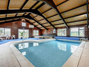 The swimming pool at or close to 1 Bed in Polperro 90170