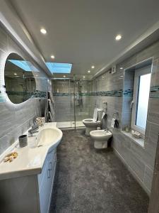 a bathroom with two sinks and two toilets at Riverside Seaside Apartment in Littlehampton