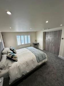 um quarto com uma cama grande num quarto em Riverside Seaside Apartment em Littlehampton