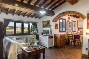 a living room with a kitchen and a living room with a table at Il Saragio in Abbadia di Montepulciano