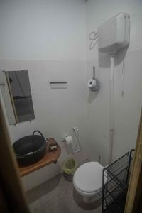 een badkamer met een toilet, een wastafel en een spiegel bij Casa no coração da vila de Caraiva in Caraíva