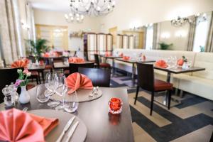 Restoran atau tempat lain untuk makan di Logis Hôtel & Restaurant d'Angleterre +21 gambar