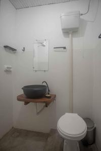 een badkamer met een toilet en een wastafel bij Casa no coração da vila de Caraiva in Caraíva