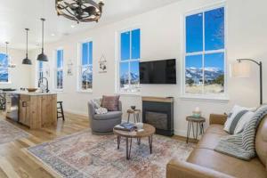 ein Wohnzimmer mit einem Sofa und einem Kamin in der Unterkunft Alpine Estate 3 Kitchens & Mountain Views in Buena Vista